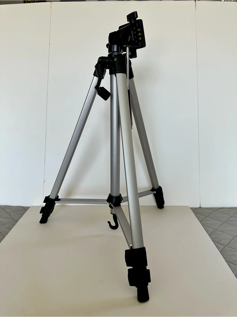 Dynex DX-NW080 Tripod w/case